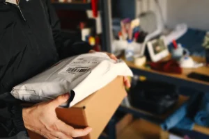 De la 1 noiembrie nu mai e taxă, dar până atunci coletele rămân supuse taxelor