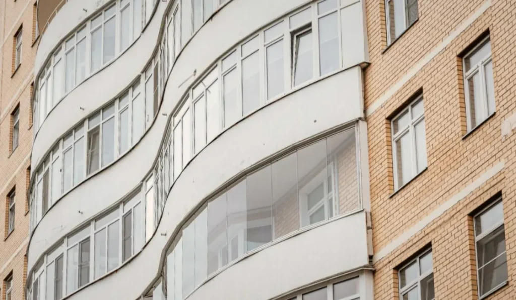 Decizia care afectează proprietarii: balconul închis fără autorizație
