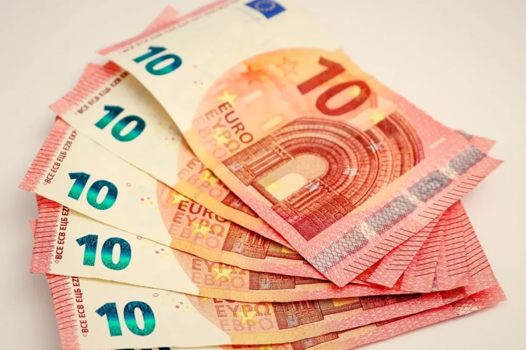 Euro ar ajunge la 5,3893 lei în 12 luni, potrivit sondajului CFA România