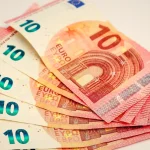 Euro ar ajunge la 5,3893 lei în 12 luni, potrivit sondajului CFA România
