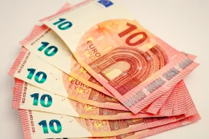Euro ar ajunge la 5,3893 lei în 12 luni, potrivit sondajului CFA România