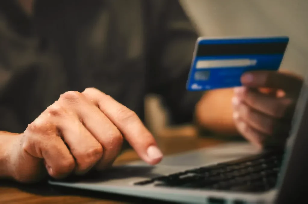 ING și Banca Transilvania schimbă regulile plăților: ce se întâmplă cu clienții tăi?