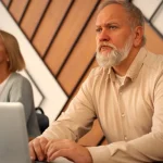 Românii trecuți de 55 de ani, mai dispuși decât europenii să lucreze după pensionare