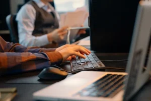 Salariile scad, inflația crește: ce sume ar trebui să primească românii?