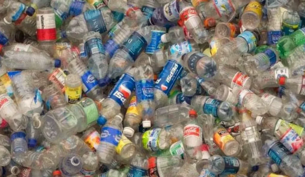 Un miliard de euro plătiți de români pentru plasticul nereciclat